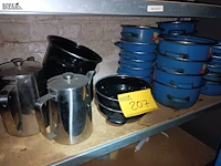 Lot 207 - mosselpotten en koffiekannen. 14 stuks - afbeelding 1 van  3