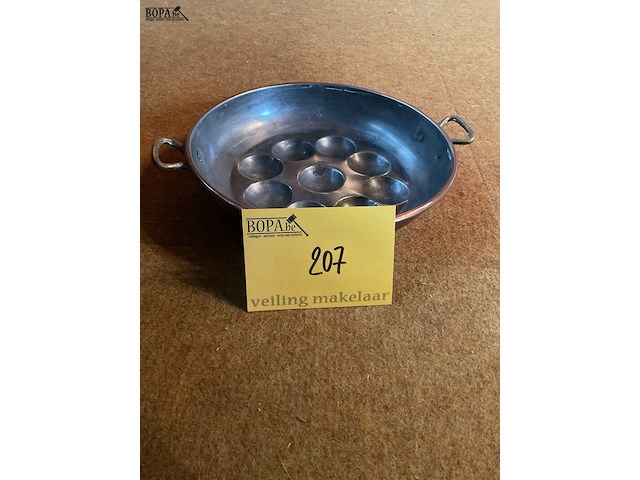 Lot 207 - roodkoperen poffertjespan - afbeelding 1 van  2