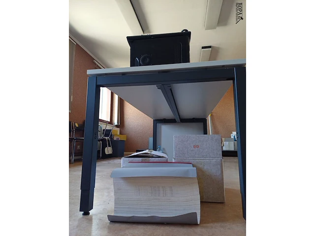 Lot 208 - bureau tafel verstelbaar - afbeelding 3 van  4