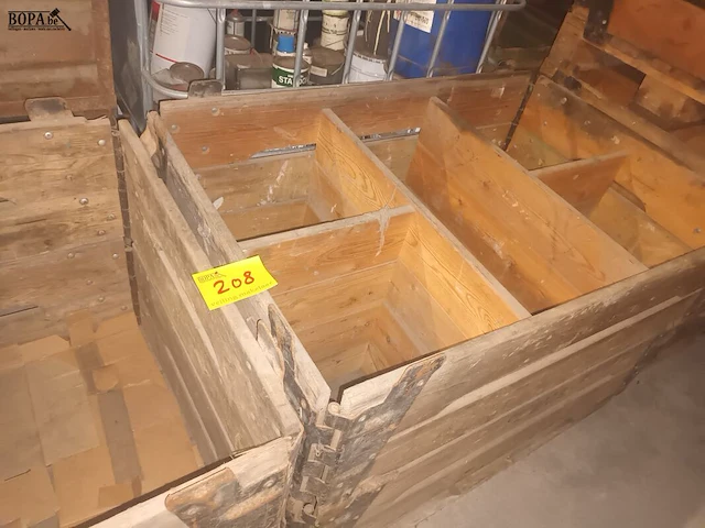 Lot 208 - houten palletbak picanol. 2 stuks - afbeelding 1 van  3