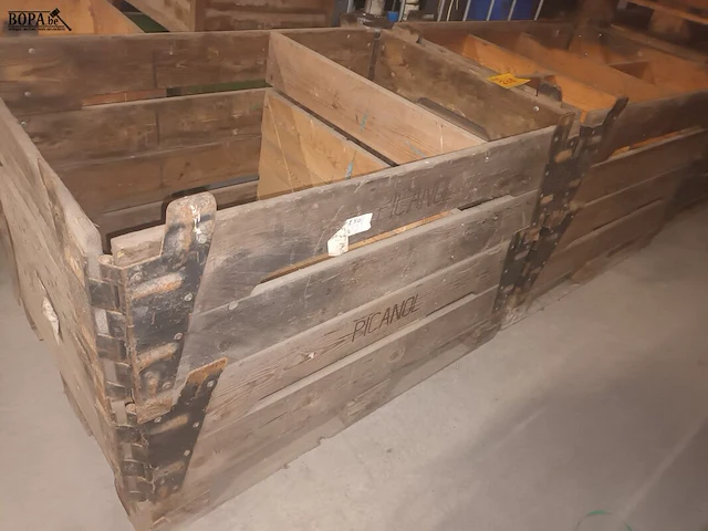 Lot 208 - houten palletbak picanol. 2 stuks - afbeelding 2 van  3