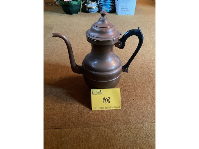 Lot 208 - koffiekan rood koper met houten handvat - afbeelding 1 van  2