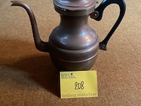 Lot 208 - koffiekan rood koper met houten handvat - afbeelding 1 van  2