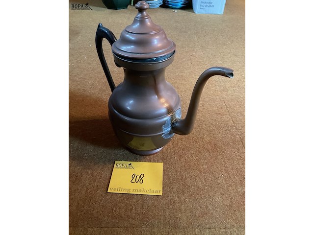Lot 208 - koffiekan rood koper met houten handvat - afbeelding 2 van  2