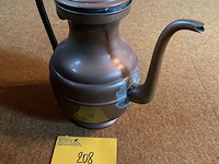 Lot 208 - koffiekan rood koper met houten handvat - afbeelding 2 van  2