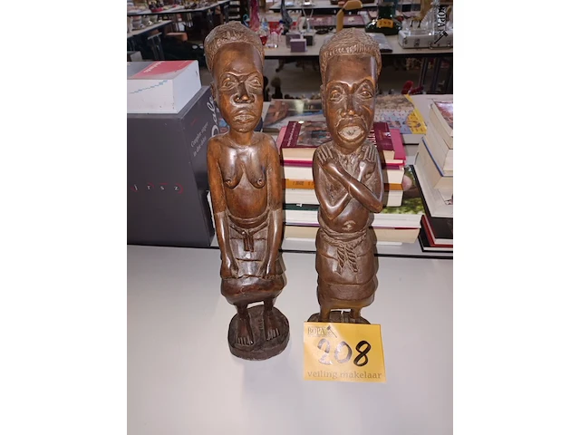 Lot 208 - koppel afrikaanse beeldjes - afbeelding 1 van  3