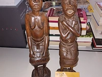 Lot 208 - koppel afrikaanse beeldjes - afbeelding 1 van  3