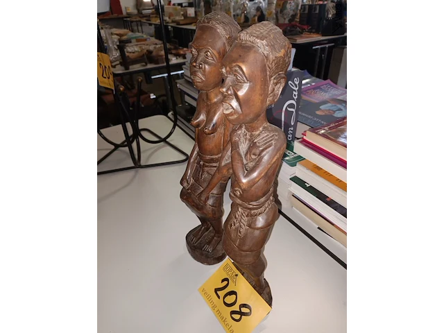 Lot 208 - koppel afrikaanse beeldjes - afbeelding 2 van  3