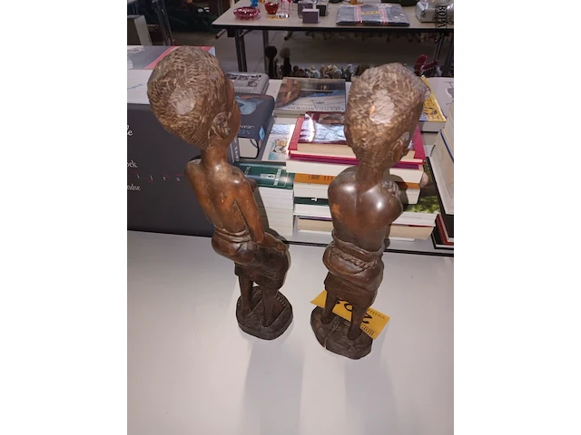 Lot 208 - koppel afrikaanse beeldjes - afbeelding 3 van  3