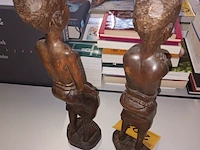 Lot 208 - koppel afrikaanse beeldjes - afbeelding 3 van  3