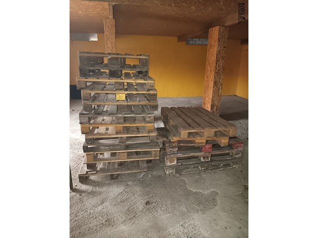 Lot 208 - lot houten palletten - afbeelding 1 van  1