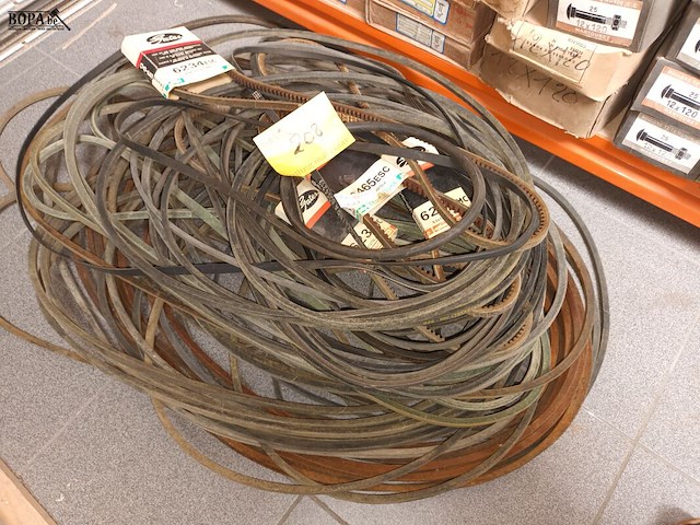 Lot 208 - v-riemen. 68 stuks - afbeelding 2 van  3