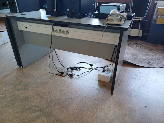 Lot 209 - bureau tafel - afbeelding 1 van  3