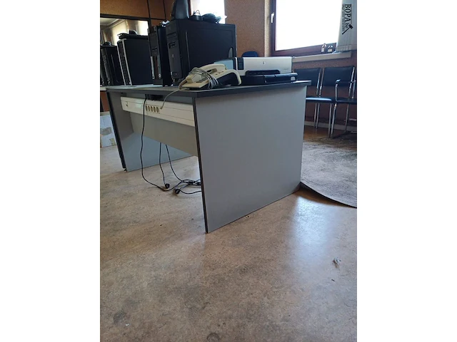 Lot 209 - bureau tafel - afbeelding 2 van  3
