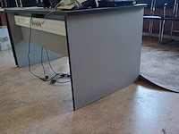 Lot 209 - bureau tafel - afbeelding 2 van  3
