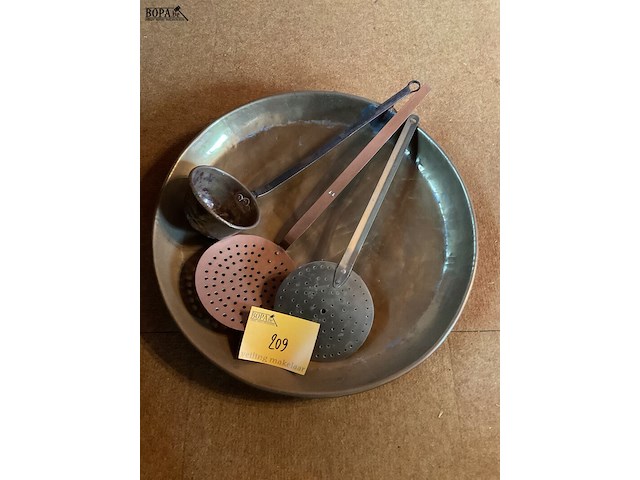 Lot 209 - koperen schaal met 2 koperen schuimspanen en pollepel - afbeelding 1 van  2