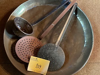 Lot 209 - koperen schaal met 2 koperen schuimspanen en pollepel - afbeelding 1 van  2