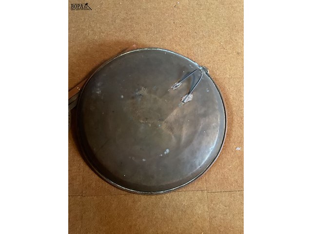 Lot 209 - koperen schaal met 2 koperen schuimspanen en pollepel - afbeelding 2 van  2