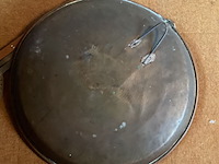 Lot 209 - koperen schaal met 2 koperen schuimspanen en pollepel - afbeelding 2 van  2