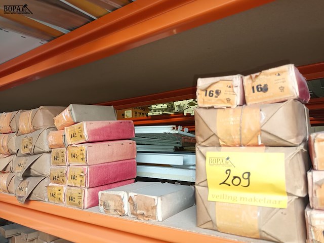 Lot 209 - lot nagels - afbeelding 1 van  3