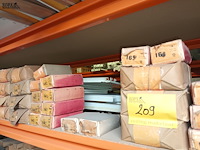 Lot 209 - lot nagels - afbeelding 1 van  3