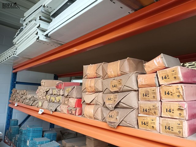 Lot 209 - lot nagels - afbeelding 2 van  3