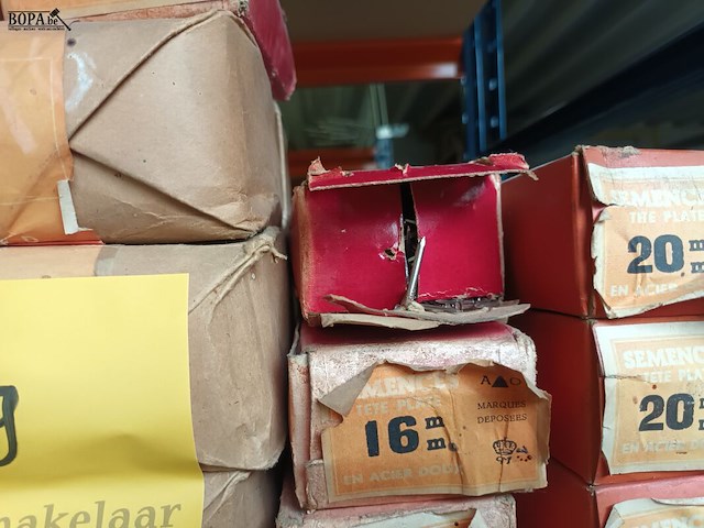 Lot 209 - lot nagels - afbeelding 3 van  3