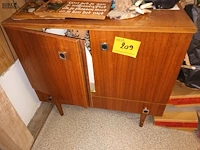 Lot 209 - vintage kastje met inhoud - afbeelding 1 van  3