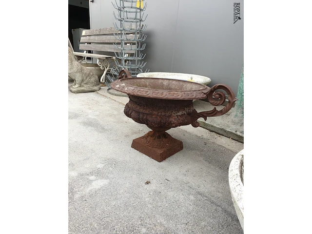 Lot 21 - antieke gietijzeren tuinschaal - afbeelding 1 van  7