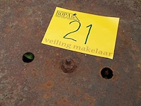 Lot 21 - antieke gietijzeren tuinschaal - afbeelding 2 van  7