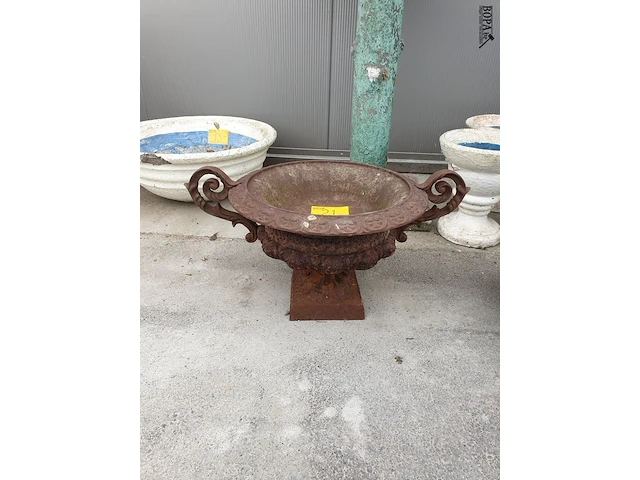 Lot 21 - antieke gietijzeren tuinschaal - afbeelding 4 van  7