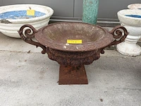 Lot 21 - antieke gietijzeren tuinschaal - afbeelding 4 van  7