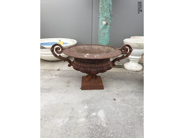 Lot 21 - antieke gietijzeren tuinschaal - afbeelding 5 van  7