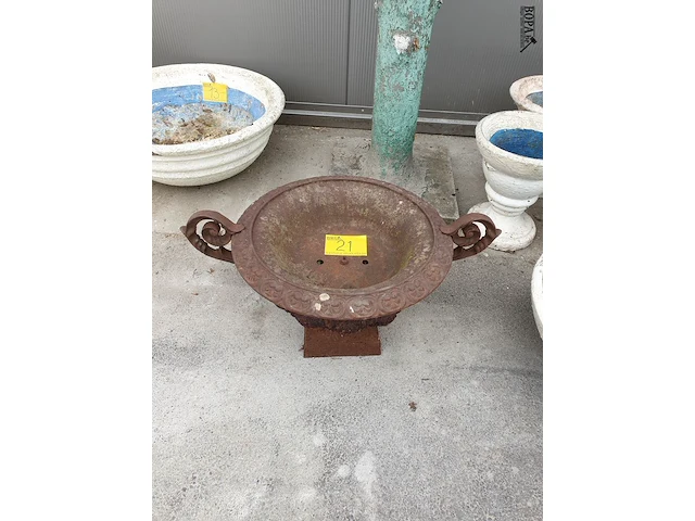 Lot 21 - antieke gietijzeren tuinschaal - afbeelding 6 van  7