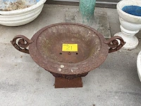 Lot 21 - antieke gietijzeren tuinschaal - afbeelding 6 van  7