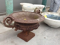 Lot 21 - antieke gietijzeren tuinschaal - afbeelding 7 van  7