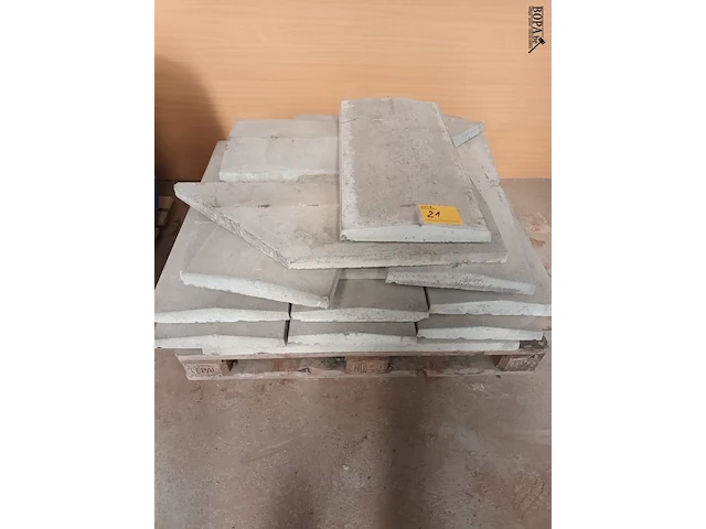 Lot 21 - betonnen dekstenen. 17 stuks - afbeelding 1 van  4