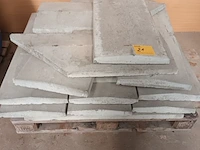 Lot 21 - betonnen dekstenen. 17 stuks - afbeelding 1 van  4