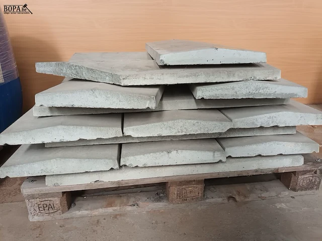 Lot 21 - betonnen dekstenen. 17 stuks - afbeelding 2 van  4