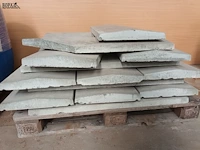 Lot 21 - betonnen dekstenen. 17 stuks - afbeelding 2 van  4