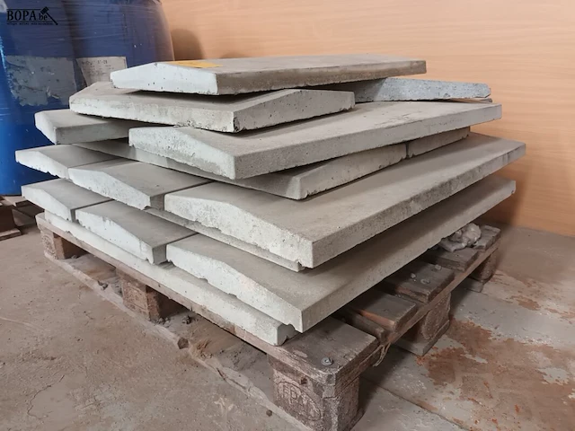 Lot 21 - betonnen dekstenen. 17 stuks - afbeelding 3 van  4