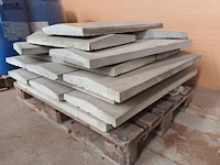Lot 21 - betonnen dekstenen. 17 stuks - afbeelding 3 van  4