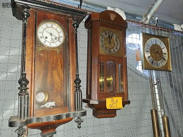 Lot 21 - duivenklokken 2 stuks en wandklok - afbeelding 2 van  6
