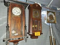 Lot 21 - duivenklokken 2 stuks en wandklok - afbeelding 2 van  6