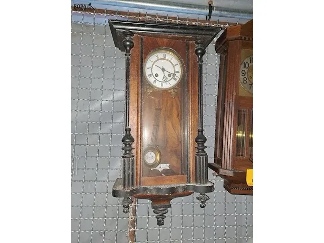 Lot 21 - duivenklokken 2 stuks en wandklok - afbeelding 3 van  6
