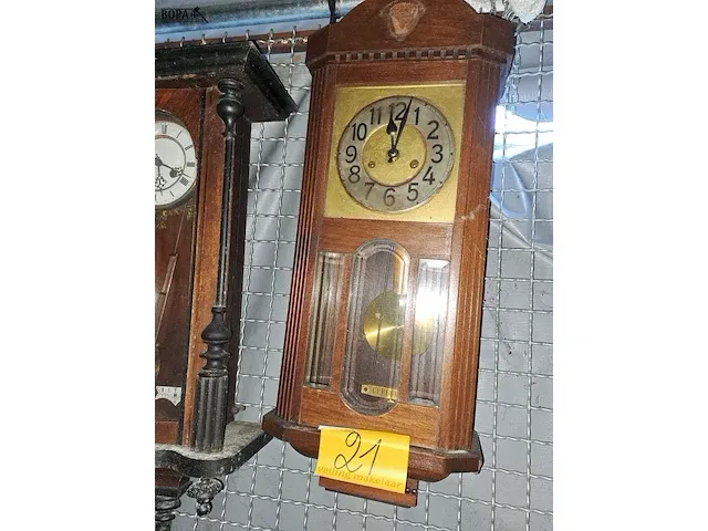 Lot 21 - duivenklokken 2 stuks en wandklok - afbeelding 4 van  6