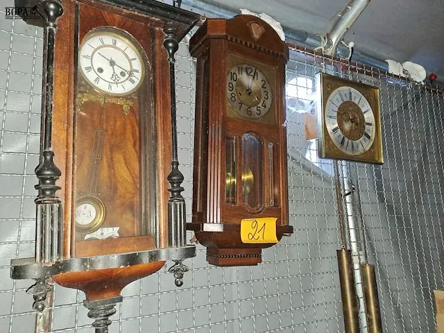 Lot 21 - duivenklokken 2 stuks en wandklok - afbeelding 6 van  6