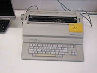 Lot 21 - elektrische typemachine brother - afbeelding 1 van  3
