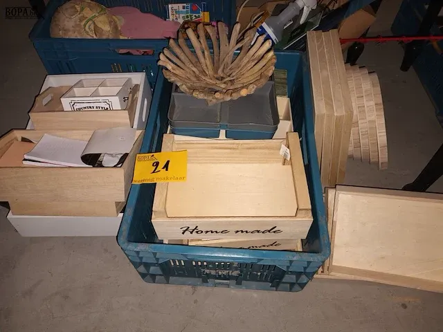 Lot 21 - houten dienbladen en bakjes. 25 stuks - afbeelding 1 van  5