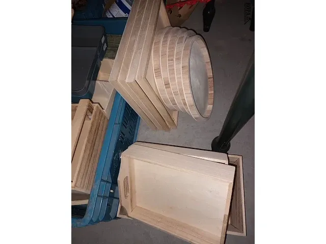 Lot 21 - houten dienbladen en bakjes. 25 stuks - afbeelding 3 van  5
